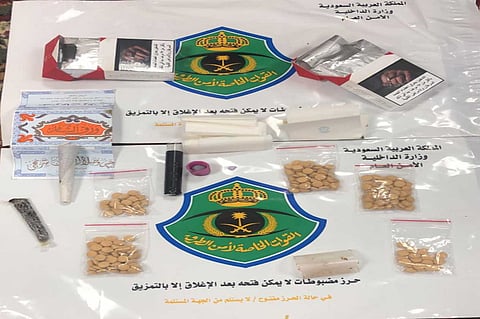 «أمن الطرق» بالجوف يضبط أكثر من ألف حبة كبتاجون مخدرة وقطع حشيش