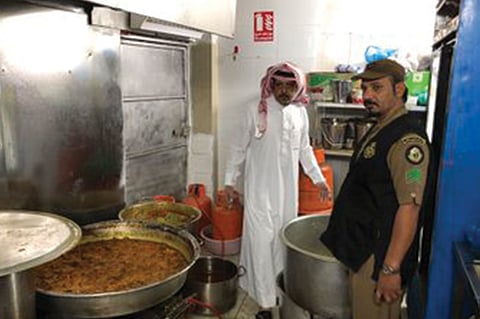 بالصور.. إتلاف 3 آلاف كيلو مواد غذائية غير صالحة للاستخدام بالمدينة المنورة