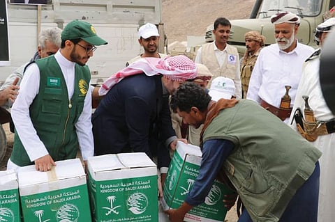 مركز الملك سلمان للإغاثة يوزع مواد إيوائية وغذائية على المحتاجين باليمن ولبنان