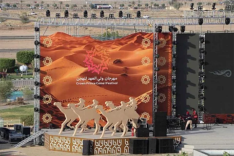 الحرف اليدوية تجذب الزوار في قرية الإبل بمهرجان ولي العهد للهجن