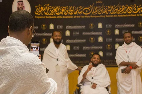 بالصور.. بث مباشر وصور فوتوغرافية يوثِّقان رحلة حج ضيوف خادم الحرمين