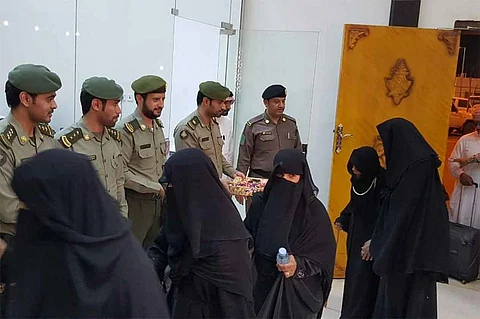 بالصور.. جوازات الوديعة تستقبل طلائع الحجاج اليمنيين من أسر شهداء الجيش والمقاومة