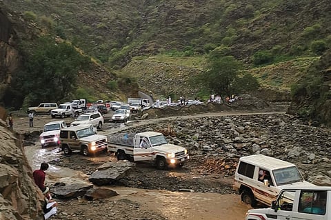 بالصور.. أمطار الداير تقطع طريق عثوان وتحتجز الأهالي 5 ساعات