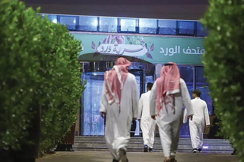 بالصور.. ورش العطور وعيش الأدرينالين تبهر زوار «قرية ورد»