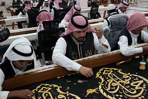 مهارة عُمال كسوة الكعبة تُبهر حجاج برنامج خادم الحرمين