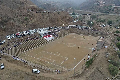 بالصور.. جبال الحشر تحتضن أول ملعب كرة قدم في العالم منحوت من الصخر