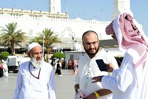 في طريقهم من المدينة إلى مكة.. حجاج يتحدثون عن خدمات سعودية جليلة