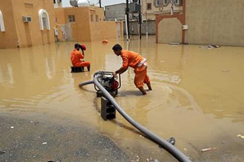 بالصور: الأمطار تحاصر مناطق بجازان.. وأمانة المنطقة تكثف جهودها لتصريف المياه