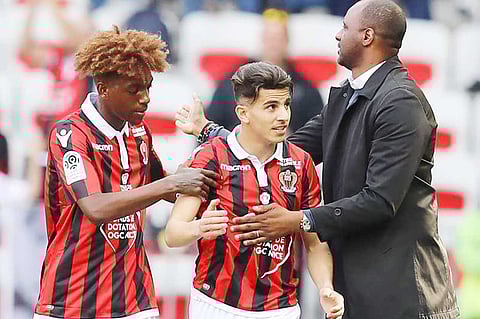 نيس الفرنسي يرفض رحيل المدافع الجزائري عطال