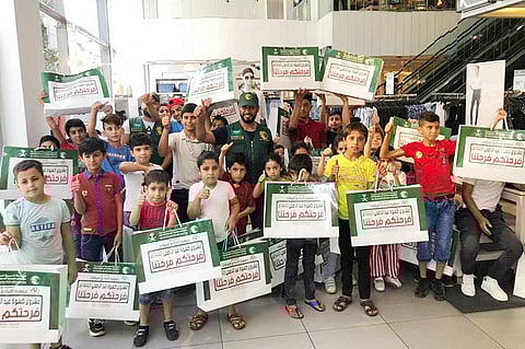 بالصور.. «إغاثي الملك سلمان» يوزّع كسوة العيد والألعاب والهدايا على 76 أسرة و 228 طفلًا يمنيًا