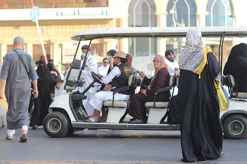 عربات الجولف تنقذ 106 حجاج مرضى وتنقلهم إلى مستشفى أجياد والحرم