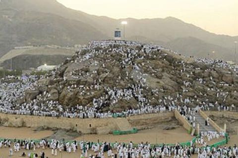 بالصور.. جموع حجاج بيت الله الحرام تستقر على صعيد عرفات
