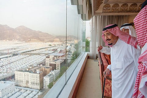 خادم الحرمين يصل منى للإشراف على راحة ضيوف الرحمن