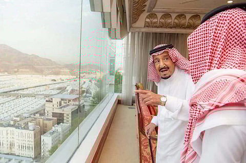 الملك يدعو للحجاج من منى.. ويجدد التذكير بـ«شرف خدمة الحرمين»