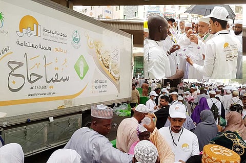 بالصور.. «بر جدة» توزع مليون عبوة ماء للحجاج.. والعتيبي: سنضاعف مشاريعنا الخيرية