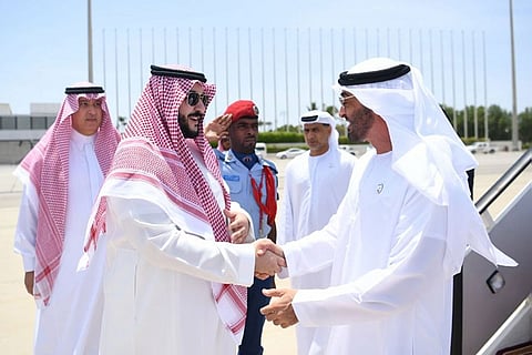 بالصور.. خالد بن سلمان يستقبل ولي عهد أبوظبي لدى وصوله جدة