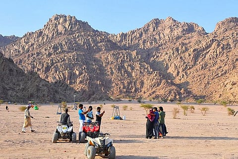 بالصور.. الطبيعة الخلابة والطقس المعتدل في منتزه البيضاء يجذبان زوار المدينة المنورة