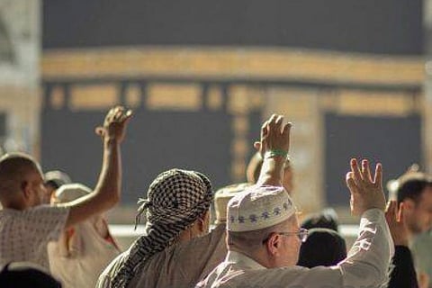 ضيوف خادم الحرمين الشريفين يغادرون مشعر منى لأداء طواف الوداع