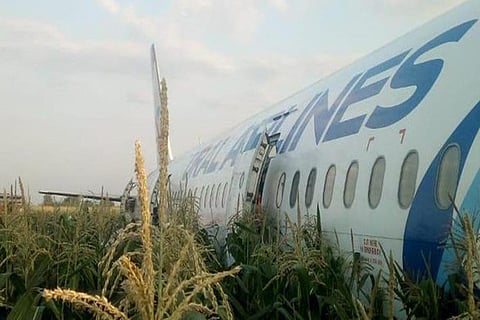 بالفيديو.. هبوط مفاجئ لطائرة روسية مشتعلة.. والسبب: طائر