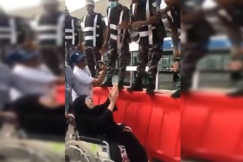 بالفيديو.. مُسنّة تفرح على طريقتها بأداء فريضة الحج