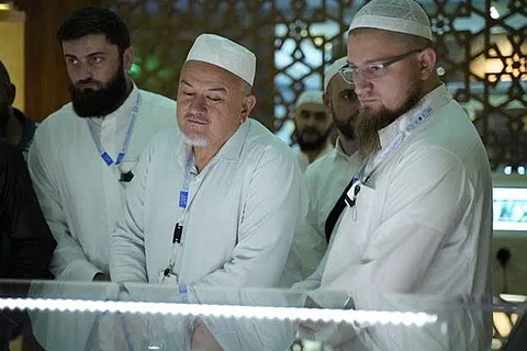 بالصور.. ضيوف خادم الحرمين يزورون معرض القرآن الكريم بالمدينة المنورة