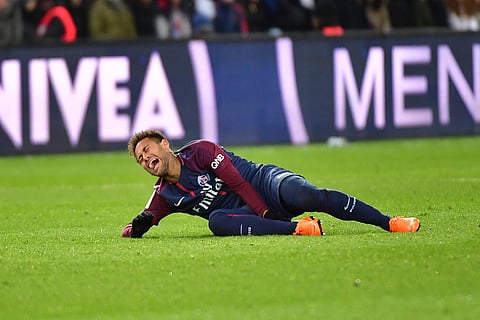 طبيب باريس سان جيرمان السابق: قدم نيمار «رقيقة للغاية».. والانتكاسة واردة