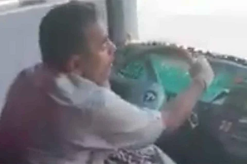 بالفيديو.. قائد حافلة يعرّض حياة الحجاج للخطر.. ونقابة السيارات تعلّق: «شخص غير سويّ»