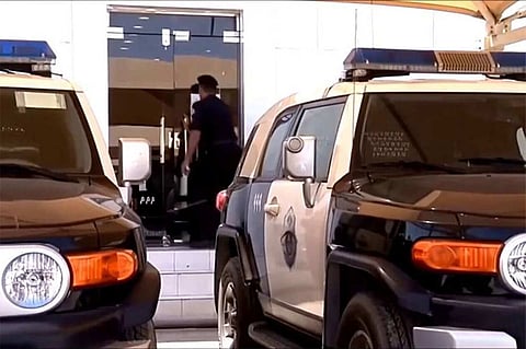 القبض على 5 أشخاص قاموا بسطو مسلح على وافدين وسلب سيارتيهما و80 ألف ريال بالرياض