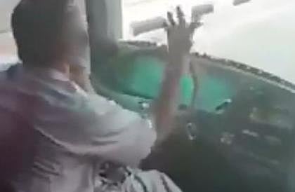 شرطة مكة المكرمة تطيح بسائق الحافلة المتهور