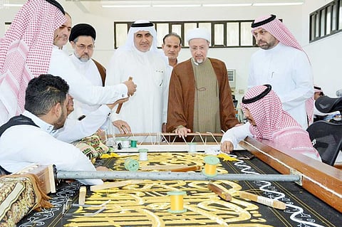 مسؤول عراقي يُعبِّر عن «عظيم شكره» بعد زيارة مجمع كسوة الكعبة