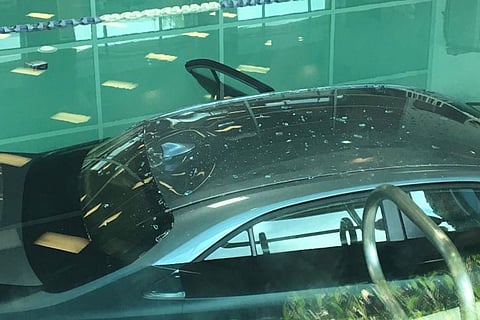 تويوتا كورولا تغرق في حوض سباحة!