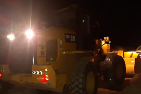 صور تسجل تدخل «طوارئ رجال ألمع» لإزالة انهيار صخري بعسير
