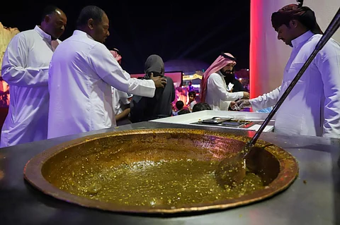 بالصور.. مطاعم «حي العرب» بسوق عكاظ تتنافس في أشهر المأكولات الشعبية