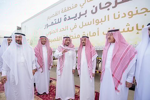 بالصور.. أمير القصيم يتابع «هدية» أهالي المنطقة لبواسل الحد الجنوبي