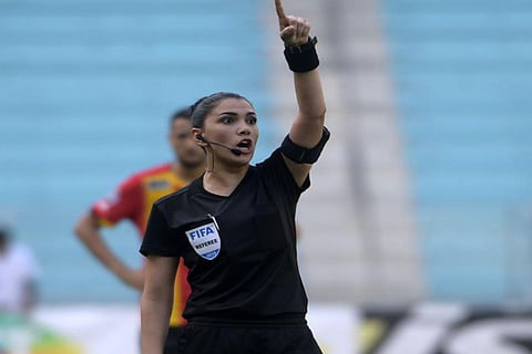 درصاف القنواطي.. حكمة تونسية تحلم بقيادة مباريات مونديال الرجال والسيدات