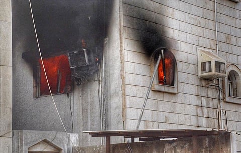 بالصور.. حريق شقة وإجلاء سكان بناية بجدة