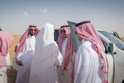 بالصور.. أمير الجوف يزور السماحين ويطلع على مراحل استخراج السمح