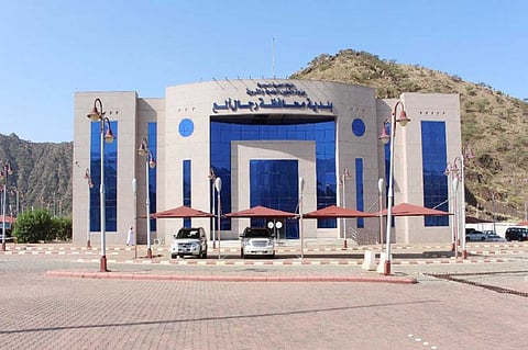 مصادرة أغذية غير صالحة للاستهلاك الآدمي وإغلاق 5 محلات برجال ألمع