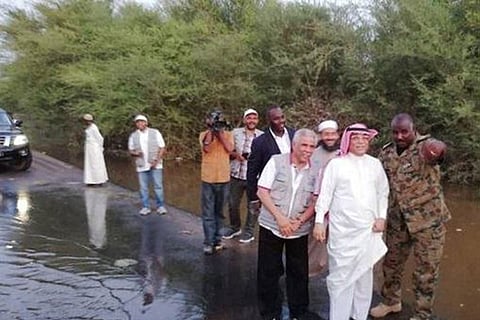 سفير السعودية بالخرطوم يدشن مخيمًا صحيًا لمتضرري الفيضان