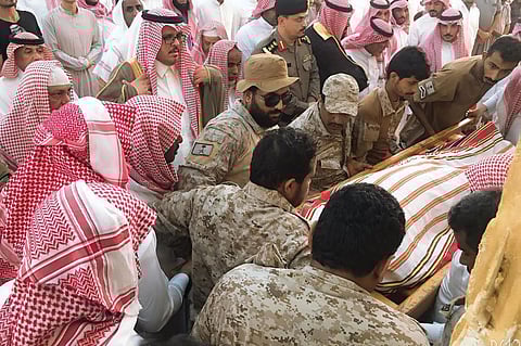 محافظ صبيا ينقل تعازي القيادة لأسرة شهيد الواجب سلطان حبيب