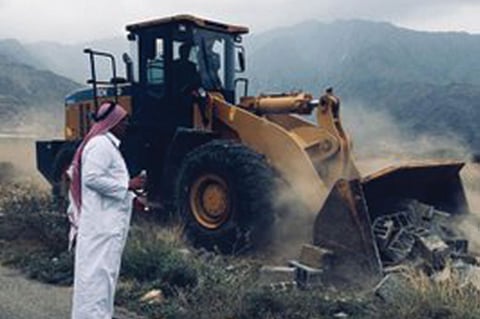 بالصور.. إزالة إحداثات وعقوم بمساحة مليون متر في عسير