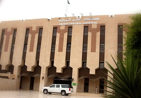 مستشفى عسير ينقذ عين مريضة من خطر العمى