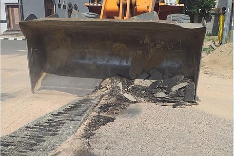 بالصور.. أمانة الطائف تزيل المطبات العشوائية في حي السر