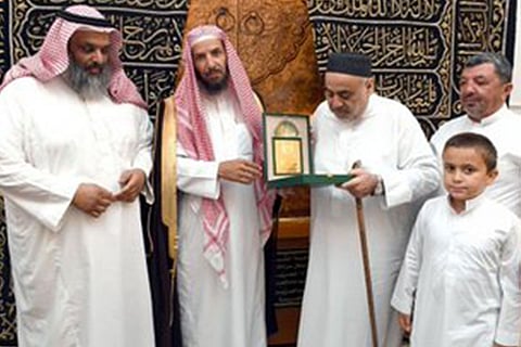 بالصور.. وفد مسلمي القوقاز يزور مجمع الملك عبدالعزيز لكسوة الكعبة المشرفة