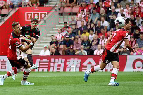 رغم النقص العددي.. ساوثهامبتون يُسقط مانشستر يونايتد في فخ التعادل