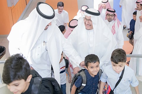 بالصور.. وزير التعليم يردّد سلام الوطن مع طلاب مدرسة بالرياض
