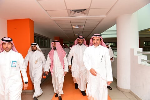 بالصور.. نائب وزير التعليم يدشّن برنامج التهيئة الأسبوعي للطلاب المستجدين