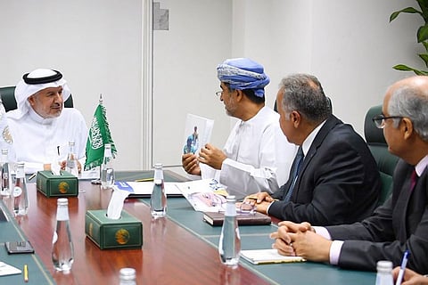 الربيعة يبحث مع مدير «الصحة العالمية» رفع المعاناة عن المحتاجين في دول العالم