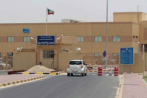 إيقاف مدير السجن المركزي بالكويت وإحالته مع 26 ضابطًا وعسكريًا للتحقيق
