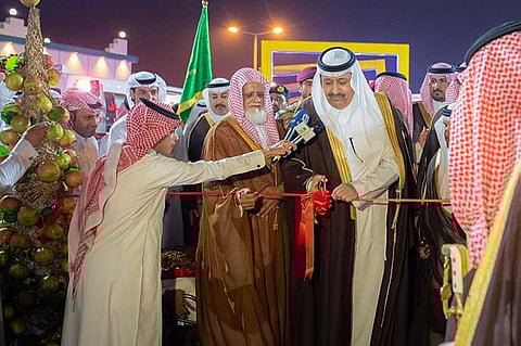 بالصور.. زخات مطر ومشاركة كبيرة تزينان انطلاقة مهرجان الرمان بالباحة